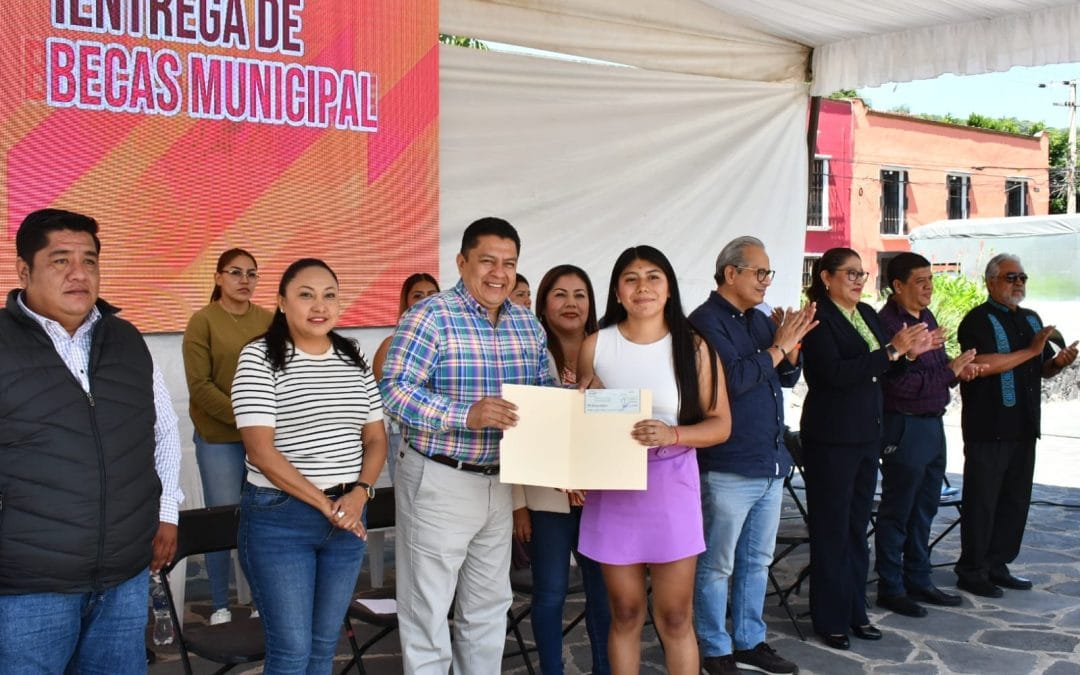 Tlayacapan apuesta por la educación: el alcalde Pedro Montenegro entrega 259 becas universitarias con una inversión histórica